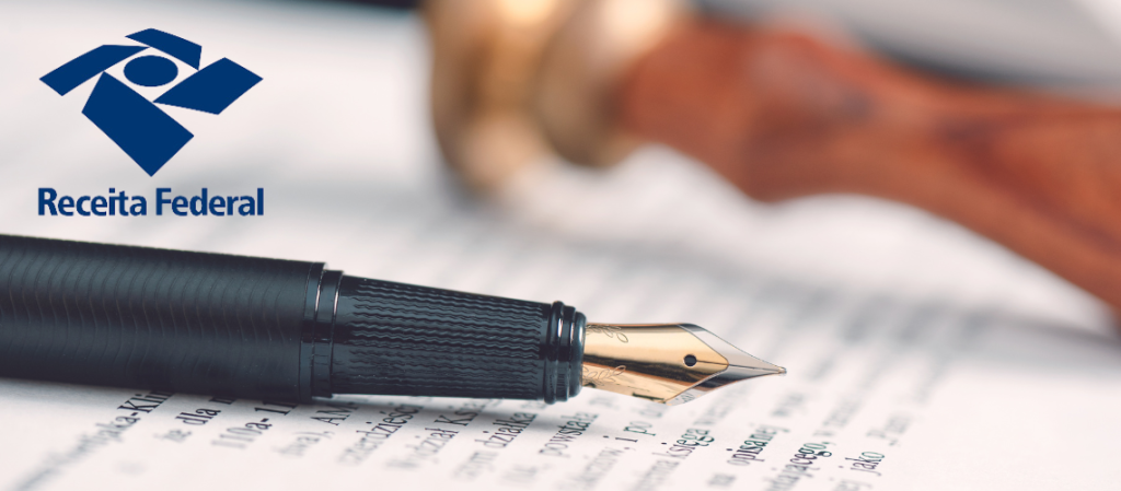 Caneta e carimbo sobre uma procuração da Receita Federal